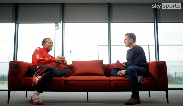 九游体育下载app-范戴克对话内维尔：退役球星在批评新一代球员时，是要负有责任的